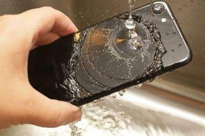 iPhone11 PRO防水性能大挑戰 4米海水沒壓力!